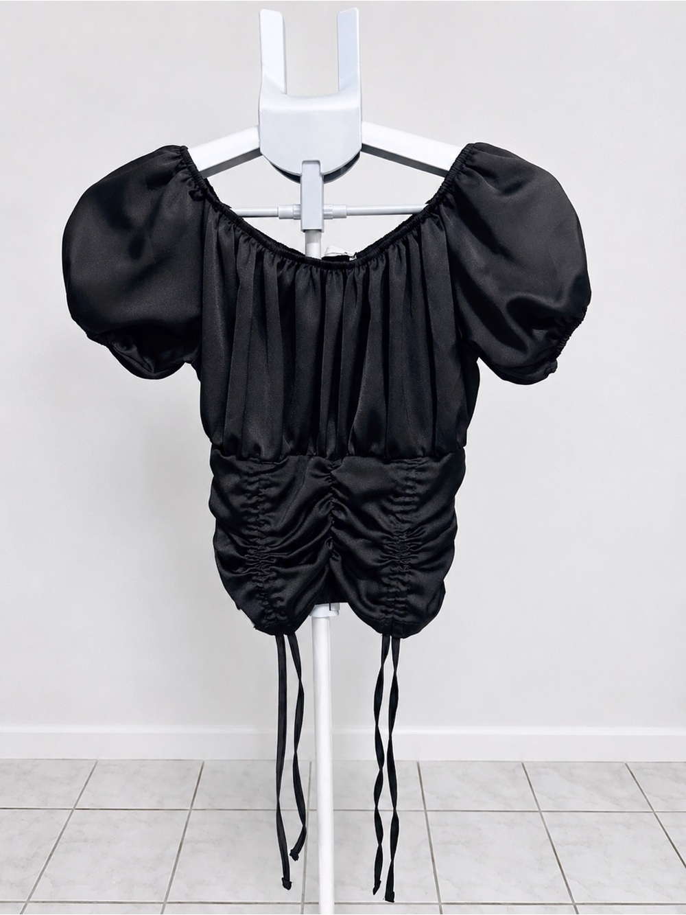Black Puff-Sleeve Ruched Drawstring Crop Top - Sleek Silhouette
